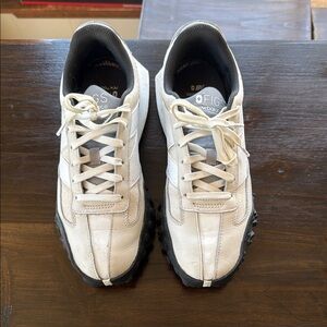 New Balance White and Black Athletic Shoes Sleek Design
